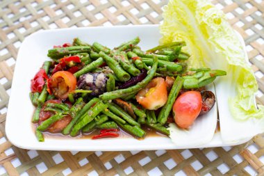 Baharatlı uzun fasulye salatası. Tayland yemeği.