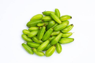 Bilimbi meyvesi beyaz arka planda bambu sepetinde.