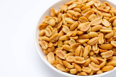 Beyaz tabakta yer fıstığı