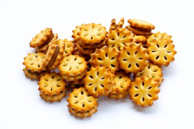 Beyaz arkaplanda izole edilmiş ananas bisküvileri.