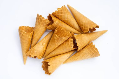 beyaz zemin üzerinde boş dondurma koni.