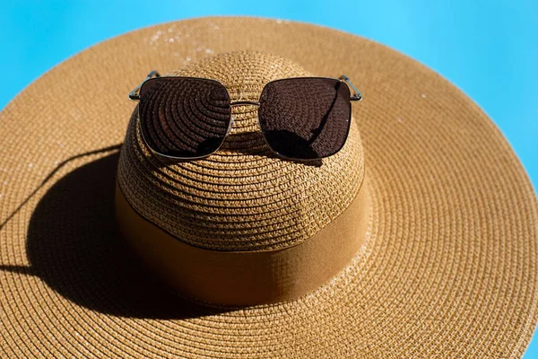 Καλοκαιρινό Καπέλο Γυαλιά Ηλίου Μπλε Φόντο Απολαύστε Τις Διακοπές Έννοια — Φωτογραφία Αρχείου