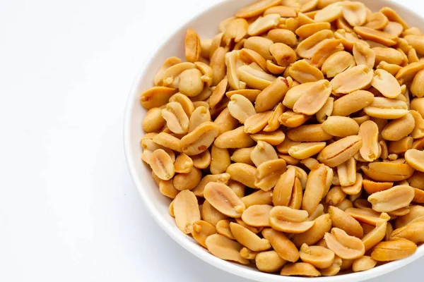 Beyaz tabakta yer fıstığı