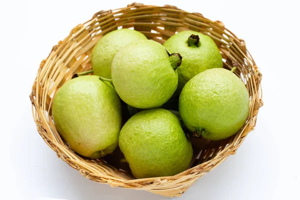 Färsk Guava Bambu Korg Vit Bakgrund — Stockfoto
