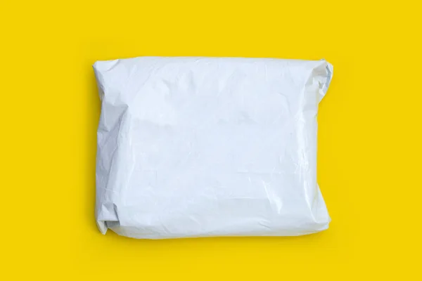 Saco Pacote Plástico Fundo Amarelo — Fotografia de Stock