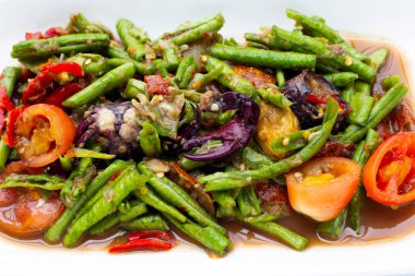 Baharatlı uzun fasulye salatası. Tayland yemeği.