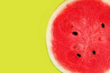 Yeşil arka planda taze karpuz. Boşluğu kopyala