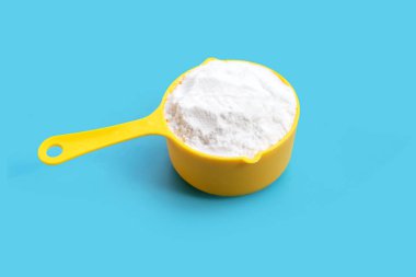 Mavi arka planda kabartma tozu.