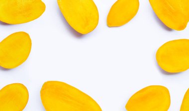 Tropik meyve, beyaz arka planda mango dilimlerinden yapılmış çerçeve.