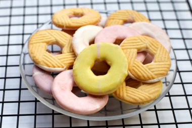 Kurabiye tabakta donut şekillendirir