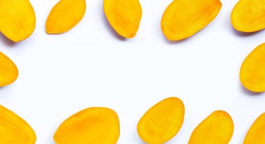 Tropik meyve, beyaz arka planda mango dilimlerinden yapılmış çerçeve. Üst görünüm