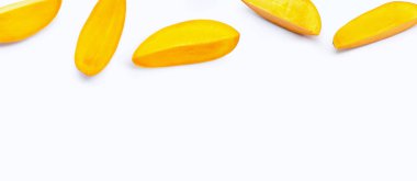 Tropik meyve, beyaz arka planda mango dilimleri. Üst görünüm