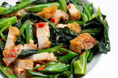 Kızarmış Çin lahanası ve kıtır kıtır domuz eti.