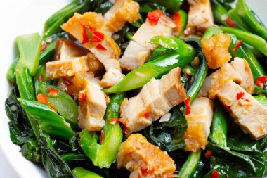 Kızarmış Çin lahanası ve kıtır kıtır domuz eti.