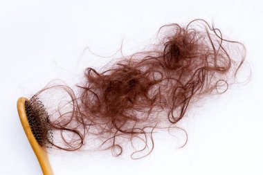 Saçlar beyaza dökülüyor.