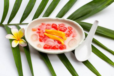 Tatlı hindistan cevizi sütünde kırmızı yakut