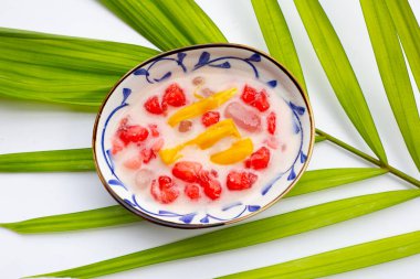 Tatlı hindistan cevizi sütünde kırmızı yakut