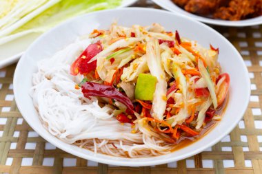 Baharatlı yeşil papaya salatası..