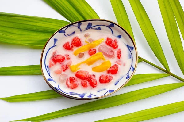 Tatlı hindistan cevizi sütünde kırmızı yakut