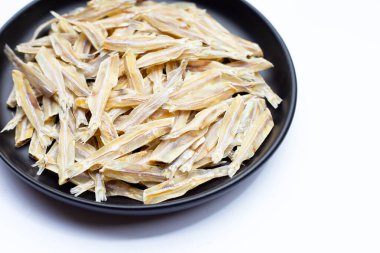 Beyaz arka planda kurutulmuş ançüezler.