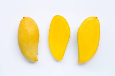Tropik meyve, beyaz arka planda mango. Üst görünüm