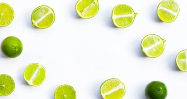 Beyaz arka planda yeşil yapraklı taze limonlar. Üst görünüm