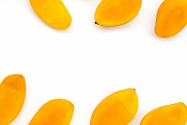 Tropik meyve, beyaz arka planda mango..