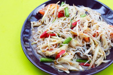 Baharatlı yeşil papaya salatası ve beyaz vermicelli.