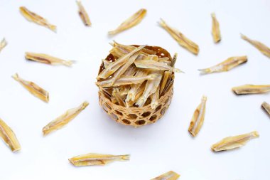 Beyaz arka planda kurutulmuş ançüezler.