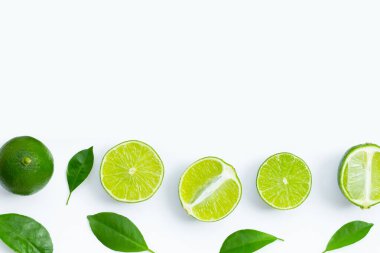 Beyaz arka planda yeşil yapraklı taze limonlar. Üst görünüm