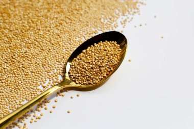 Beyaz arkaplanda organik kinoa