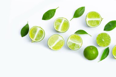 Beyaz arka planda yeşil yapraklı taze limonlar. Üst görünüm