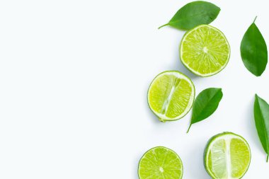 Beyaz arka planda yeşil yapraklı taze limonlar. Üst görünüm