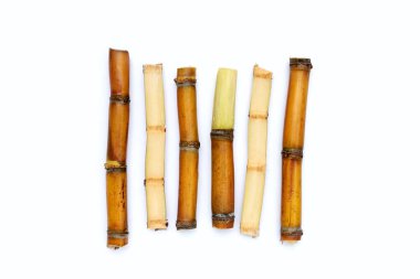 Beyaz zemin üzerine şeker kamışı.