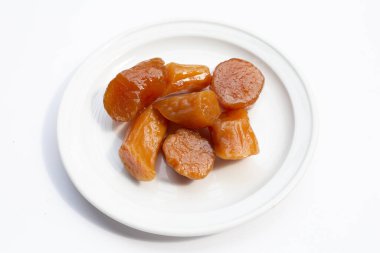 Şuruplu tatlı patates, beyaz tabak.