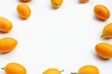 Marian erik meyvesi izole, beyaz arkaplanda meyve çerçevesi