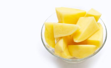 Beyaz arkaplanda soyulmuş patatesleri kes.