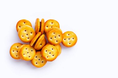 Beyaz arkaplanda izole edilmiş ananas bisküvileri.