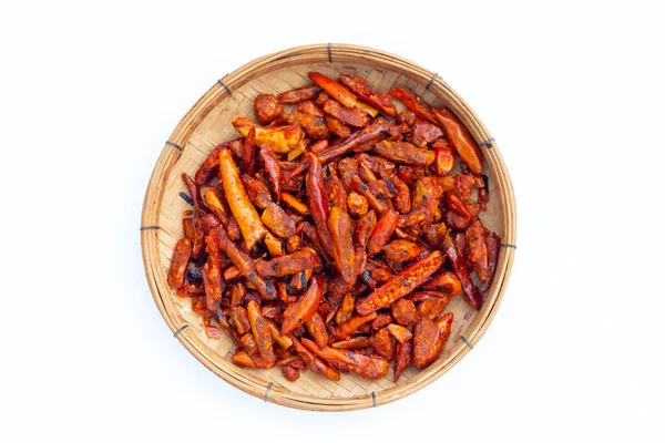 Kızarmış Chili, beyaz arka planda baharatlı aperatif.