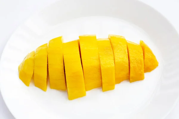 Gelbe Mango Scheiben Auf Weißem Hintergrund — Stockfoto