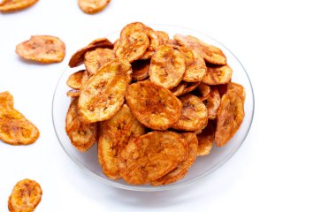 Beyaz arkaplanda muz cipsi.