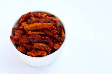 Kızarmış Chili, beyaz arka planda baharatlı aperatif.