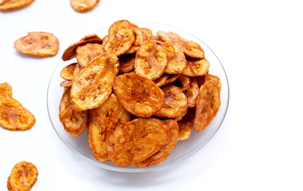 Beyaz arkaplanda muz cipsi.