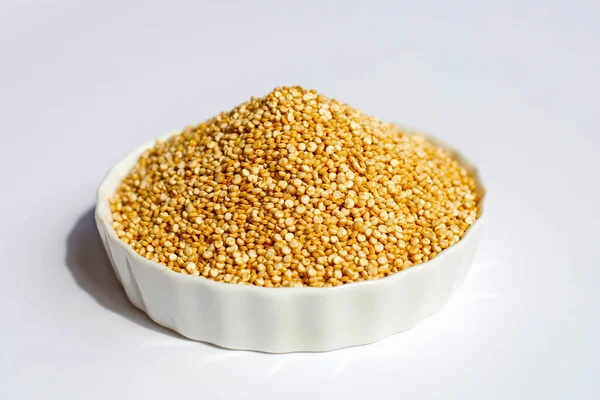 Quinoa Biologique Sur Fond Blanc — Photo