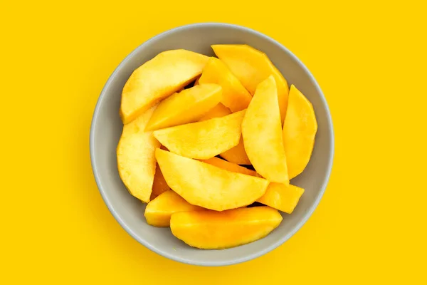 Sarı Arka Planda Sarı Mango Dilimleri — Stok fotoğraf