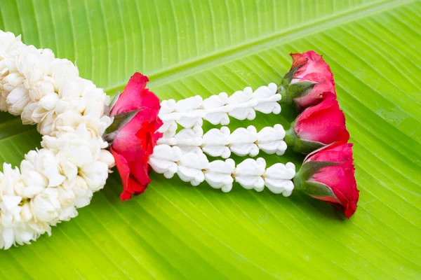 Taçlı gül ve yasemin çelengi