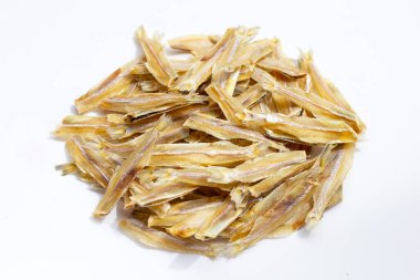 Beyaz arka planda kurutulmuş ançüezler.