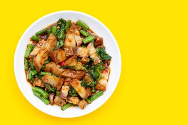 Baharatlı kızarmış domuz eti ve kutsal fesleğen.