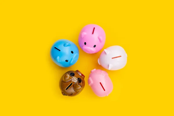 Piggy Bank Sur Fond Jaune — Photo