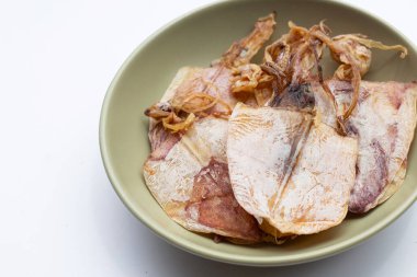 Beyaz arka planda kurutulmuş mürekkep balığı..